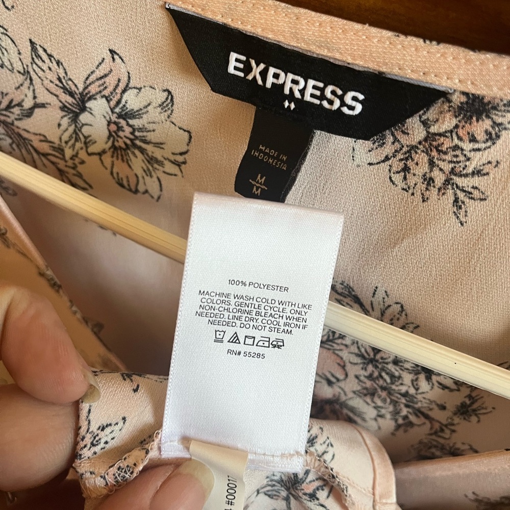 Express Floral Light Pink Button Up Top size Medium women’s - Picture 9 of 9